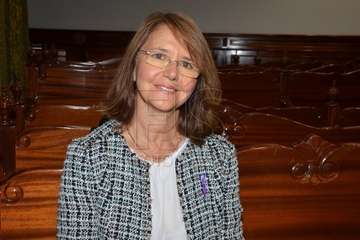 La profesora Celia Jiménez pone voz en el Pleno al manifiesto institucional contra la violencia machista (Foto TA)